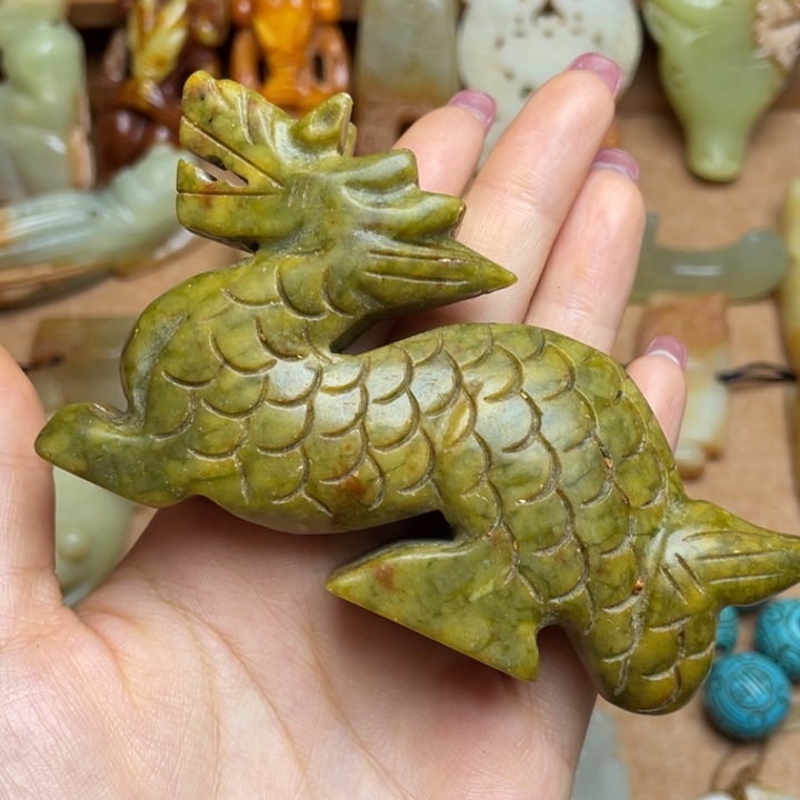 蛇纹石玉未镶嵌颈饰