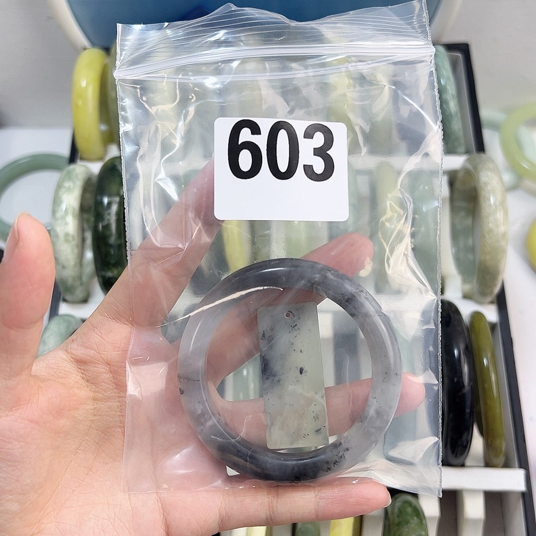 蛇纹石玉未镶嵌手镯离**笙