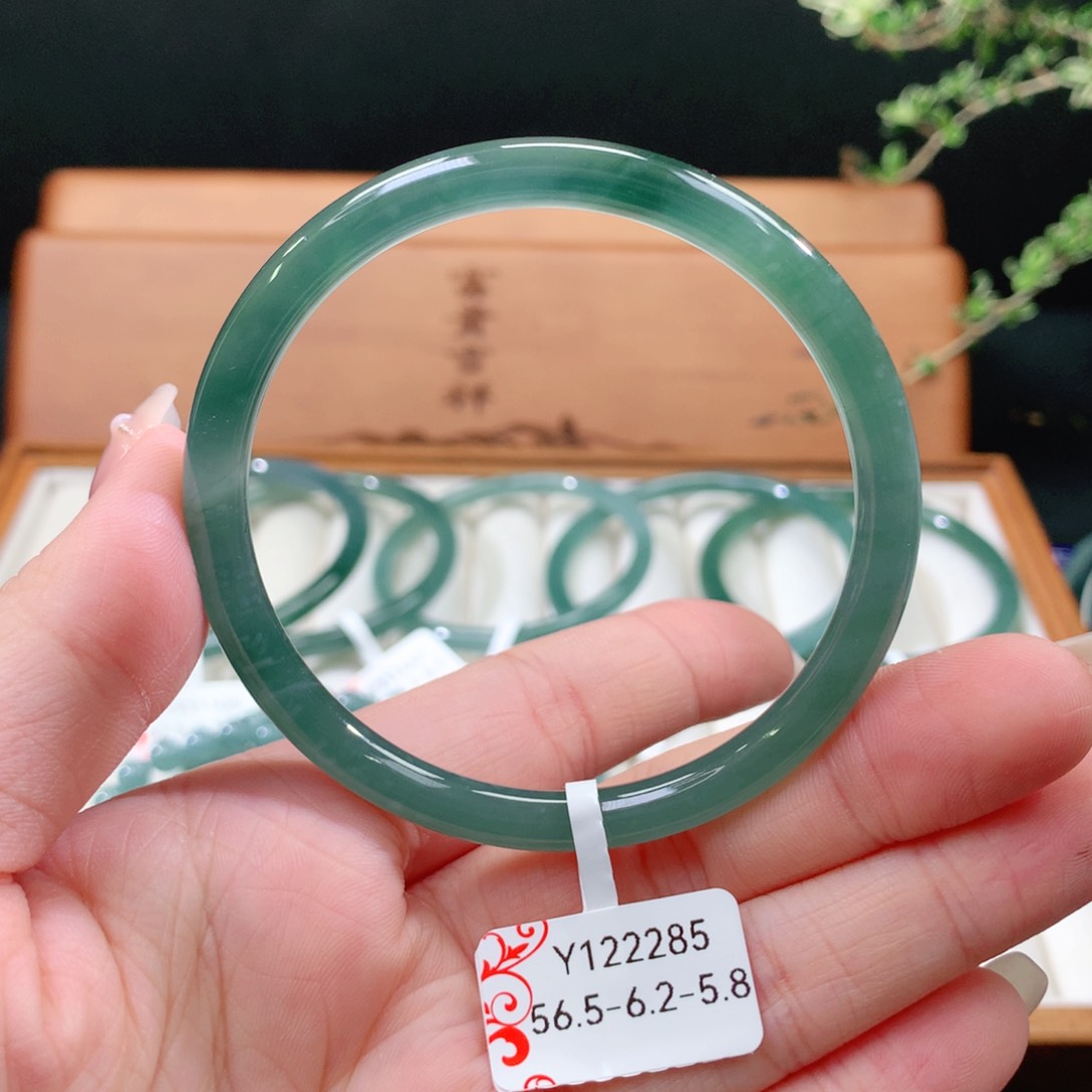 翡翠手镯未镶嵌天然