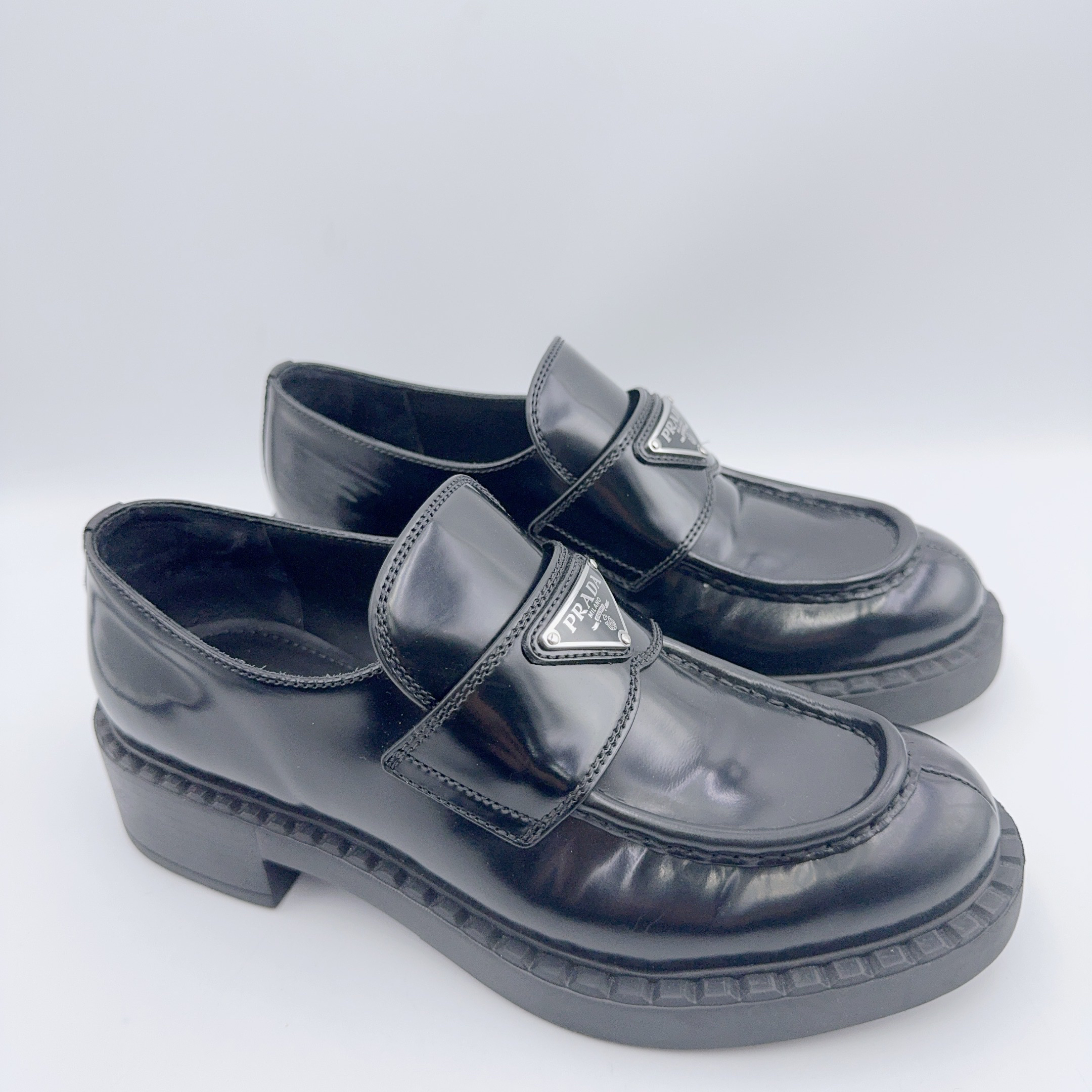 95新 Prada/普拉达 黑色三角钢标乐福鞋36.5码/02227