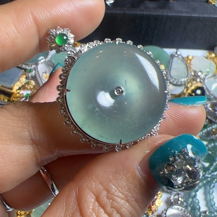 翡翠吊坠(不含链)18K金镶嵌翡翠吊坠项链