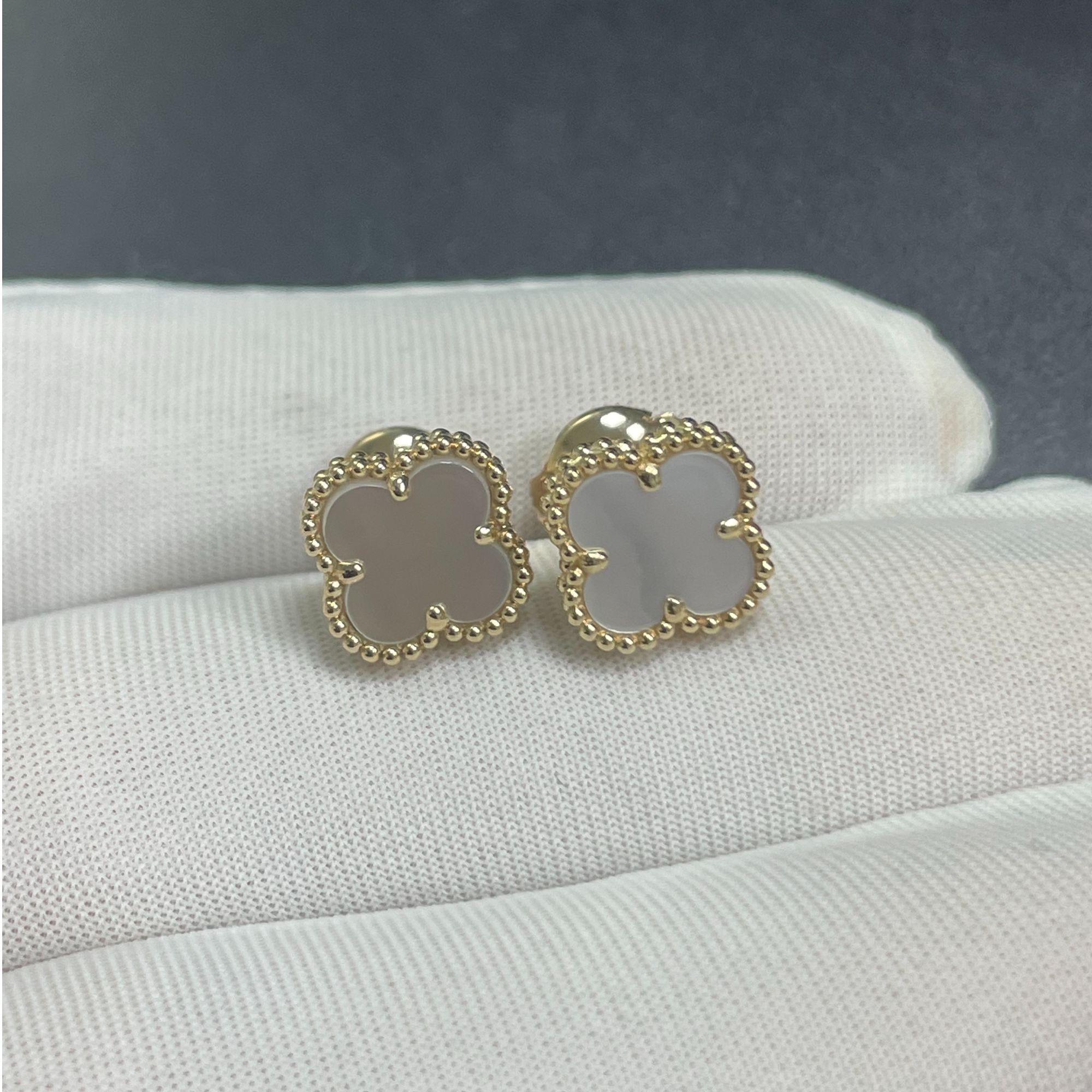 (双12）18k金白贝单花耳钉     多样性发一对