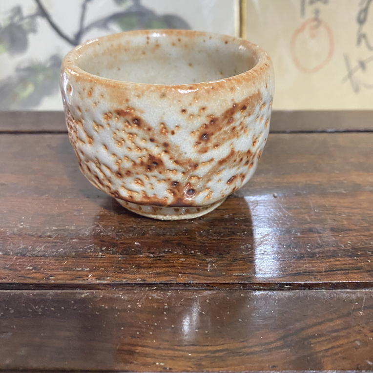 鼠志野主人杯，釉水非常厚，虫洞满满，底部有款茶杯陶瓷