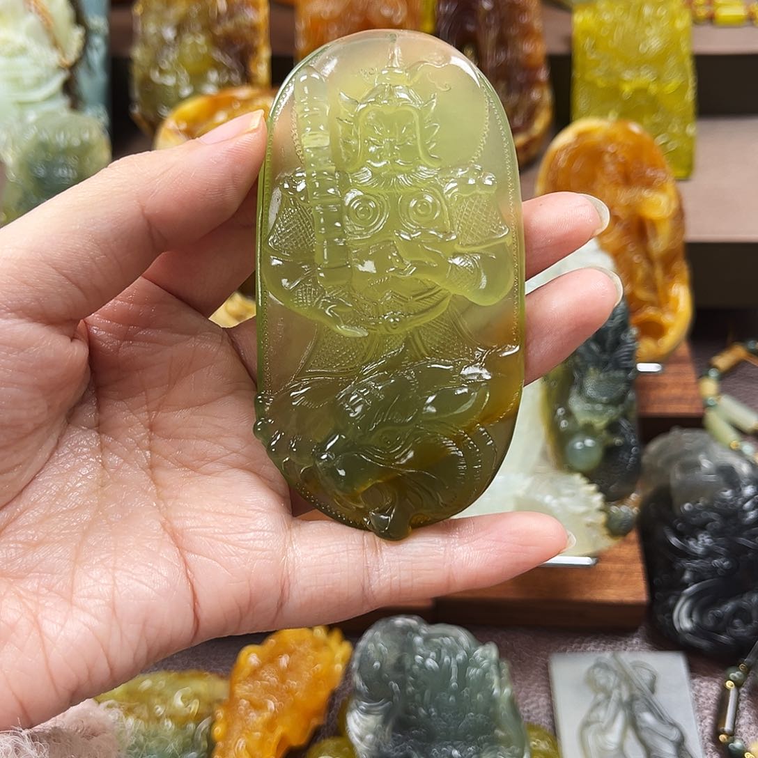 蛇纹石玉未镶嵌颈饰钱***荡