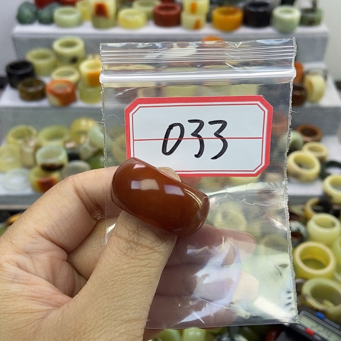 老***戴蛇纹石玉未镶嵌戒指