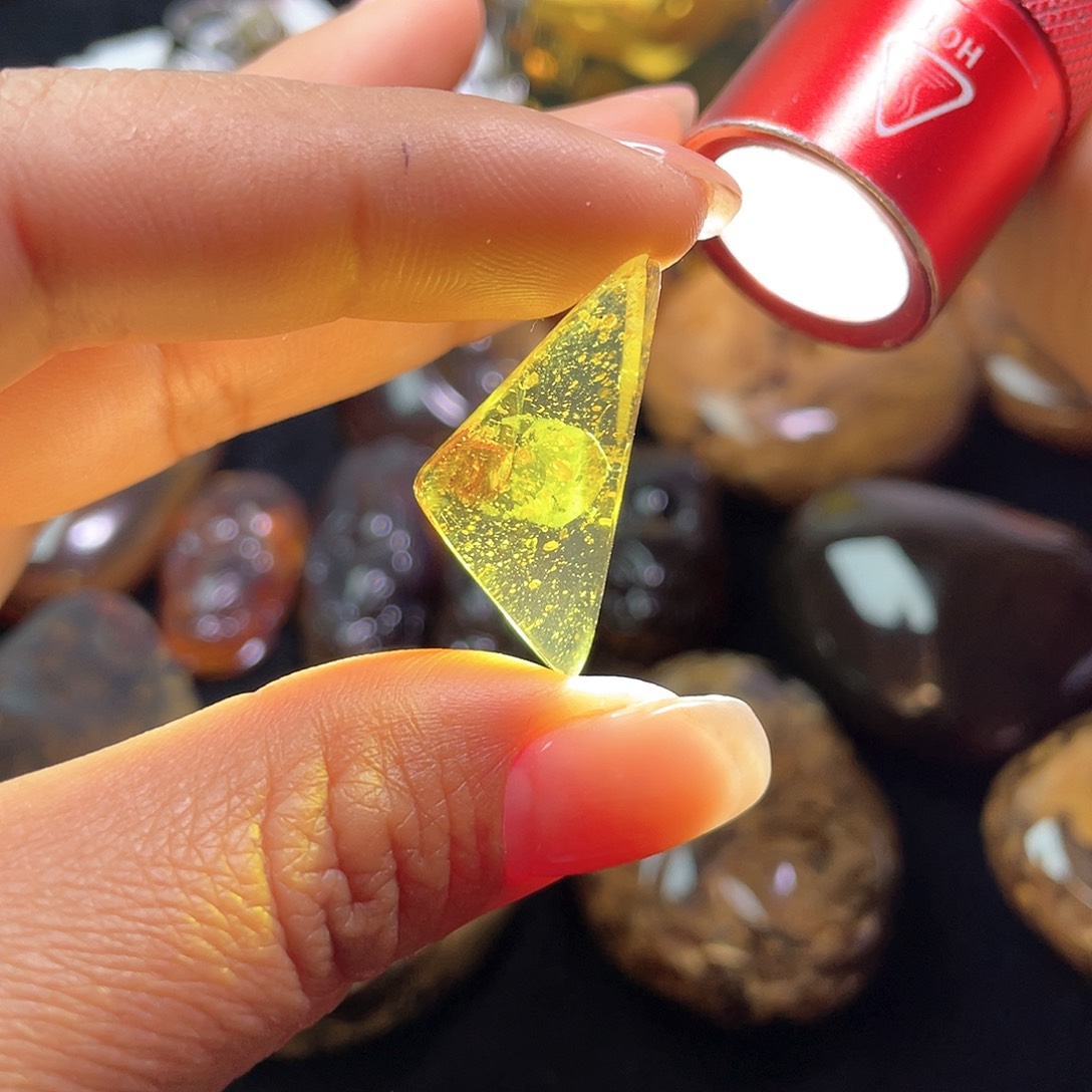 琥珀裸石未镶嵌。