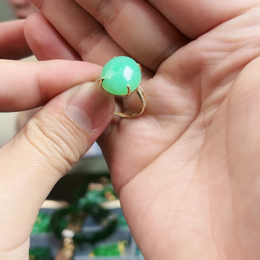 翡翠颈饰18K金镶嵌戒指