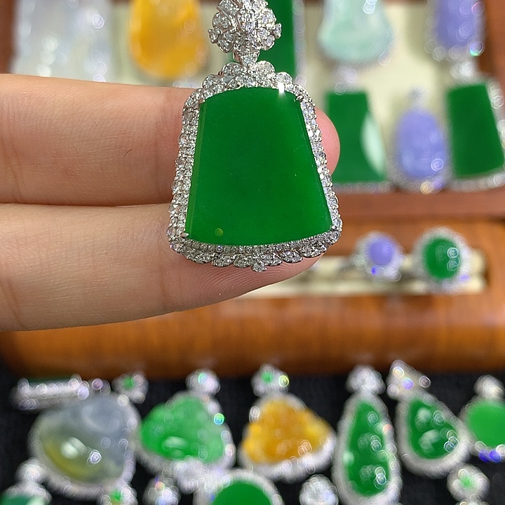 翡翠18K金镶嵌颈饰无事