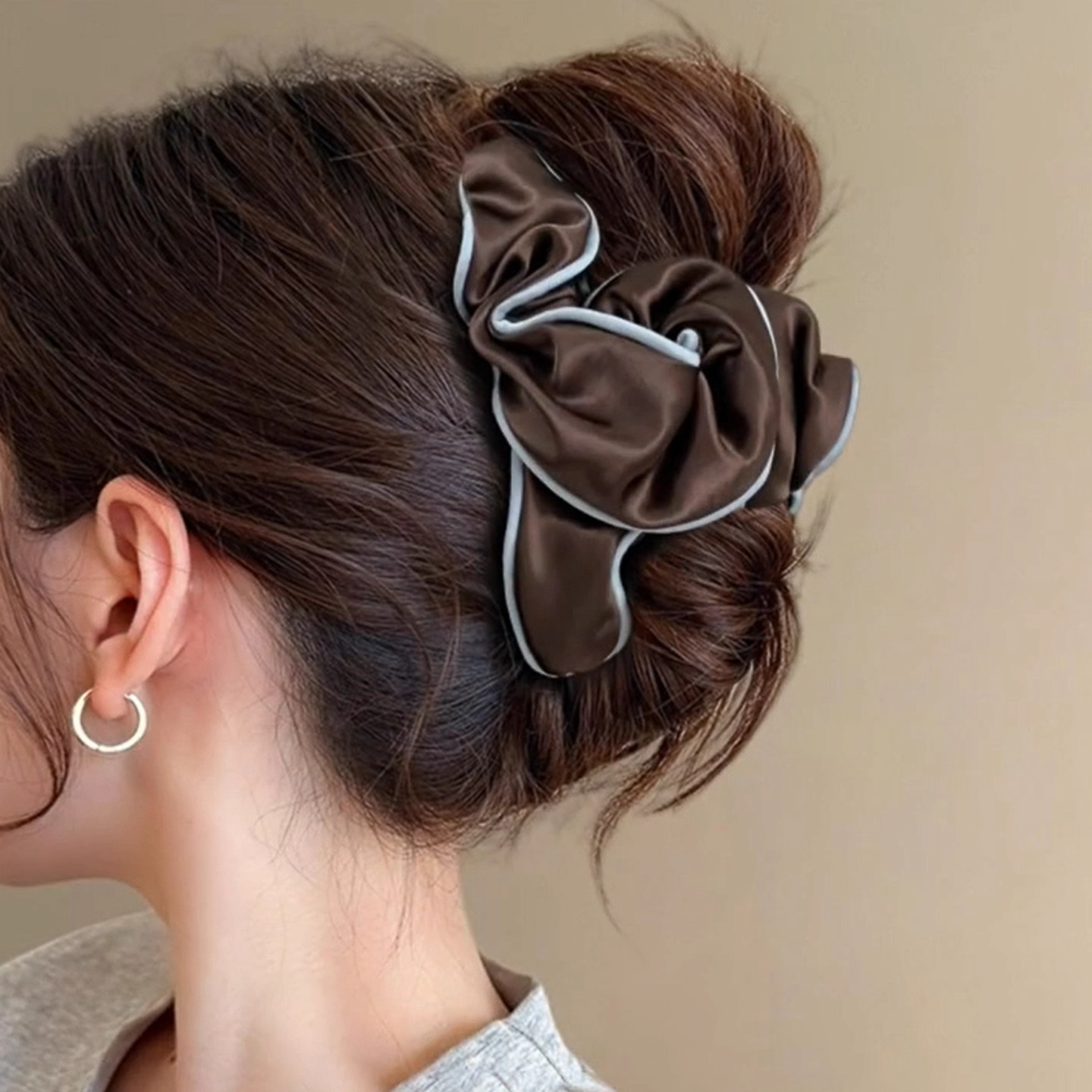 法式复古褶皱包边咖色抓夹可露丽风高级感简约百搭时髦鲨鱼夹头饰
