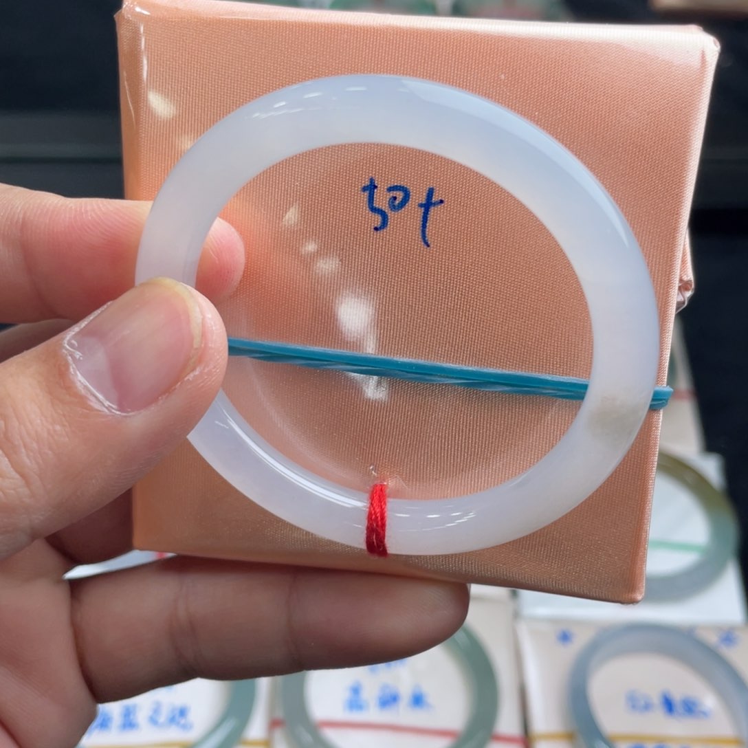 翡翠手镯未镶嵌翡翠手镯