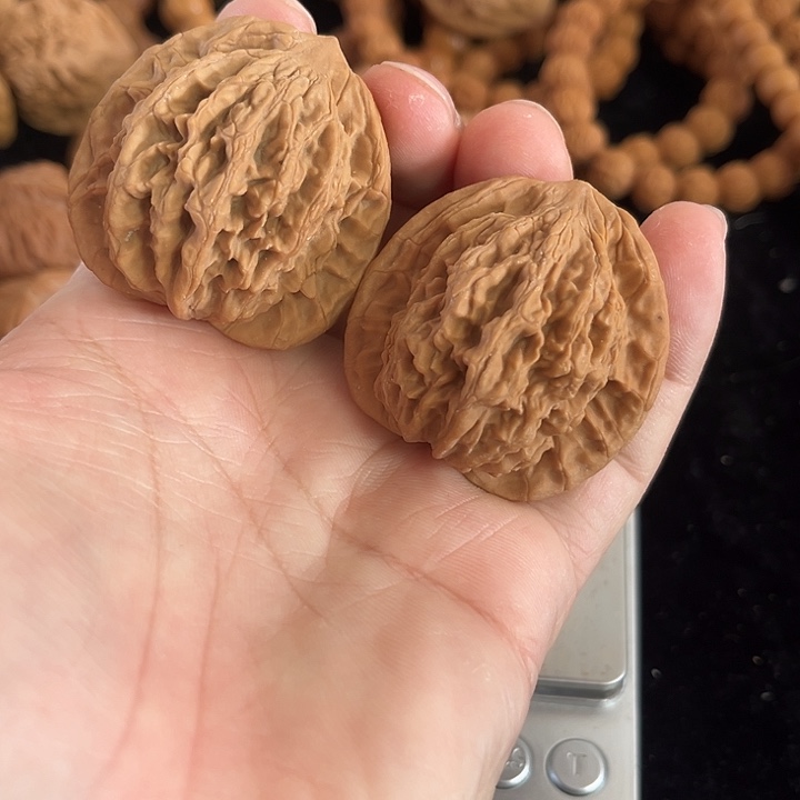 文玩核桃把件42左右微微瑕虎头，编号012