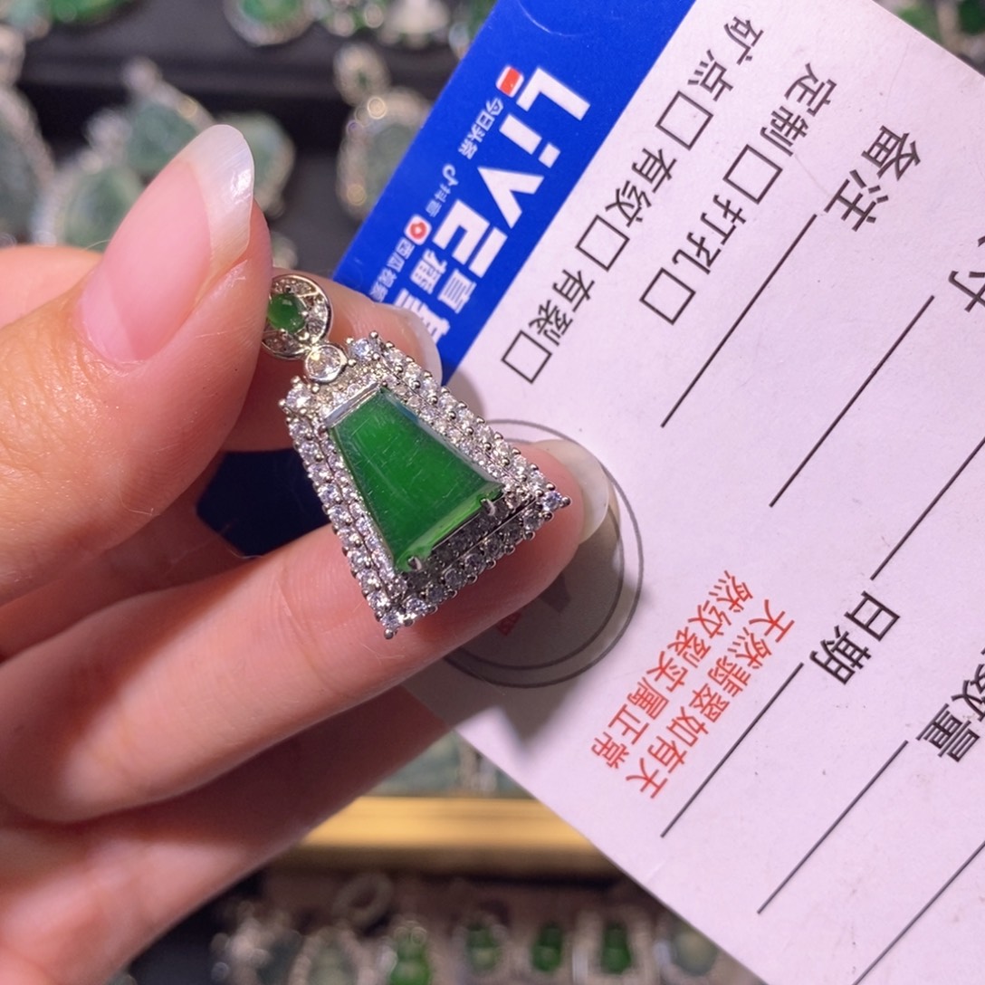 我***儿翡翠未镶嵌颈饰天然