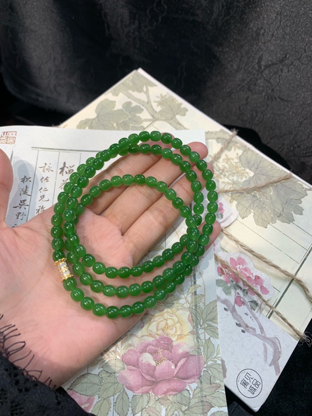 和田玉俄碧老料冰底辣阳绿108