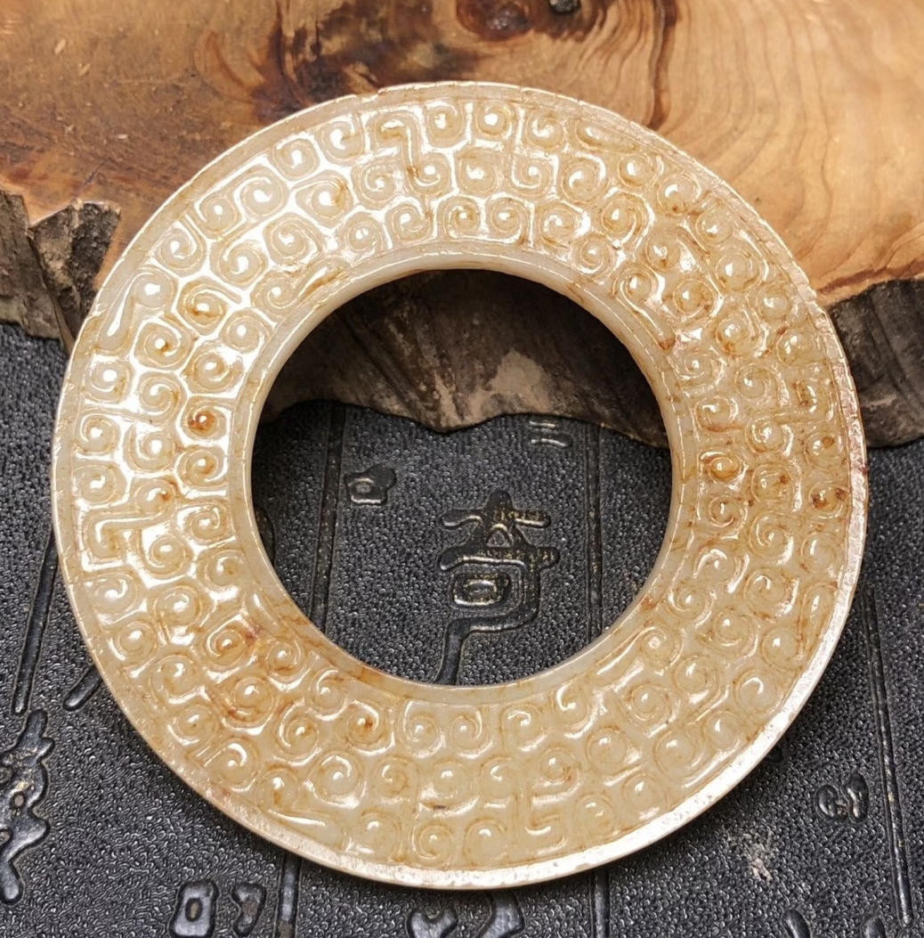 和田玉高古玉壁蟠蛔纹玉璧摆件