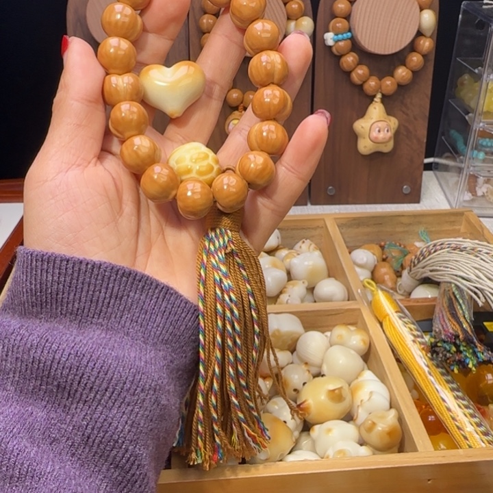 鄔****核桃15➕全品屁桃爱心卡其色流苏
