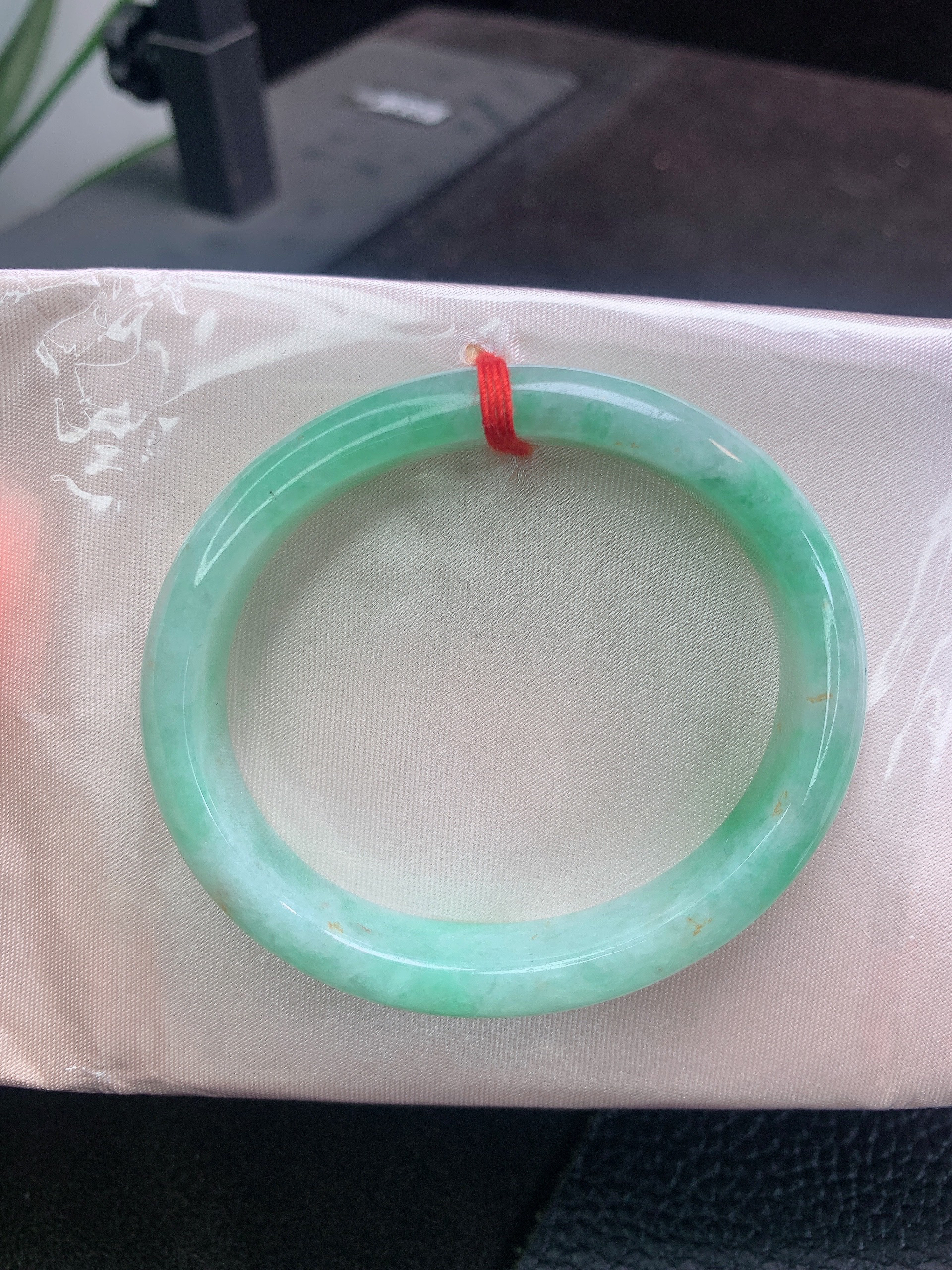 A162缅甸天然A货翡翠53-54圈口淡绿底飘黄翡花贵妃手镯、有纹