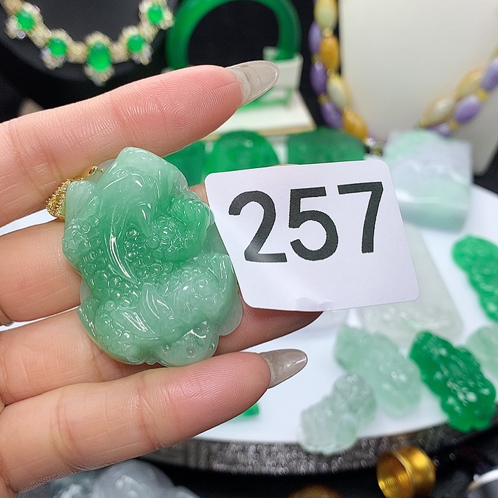 翡翠吊坠(赠链)未镶嵌