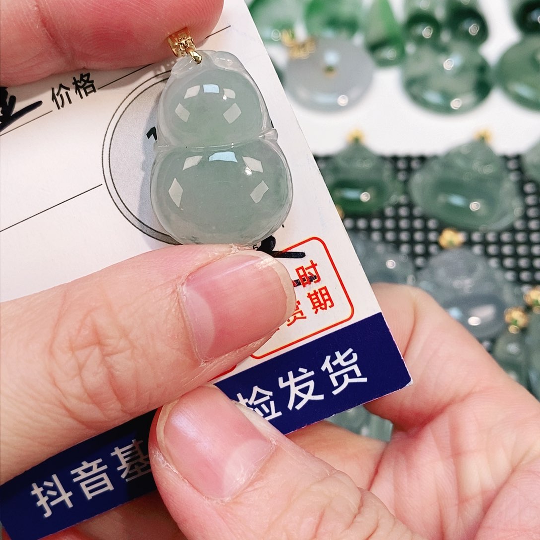 翡翠颈饰18K金镶嵌吊坠