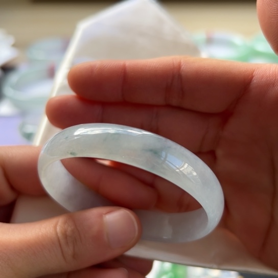 翡翠手镯未镶嵌手镯