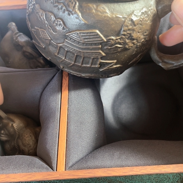 紫砂茶壶原矿泥料手工制作紫砂壶。