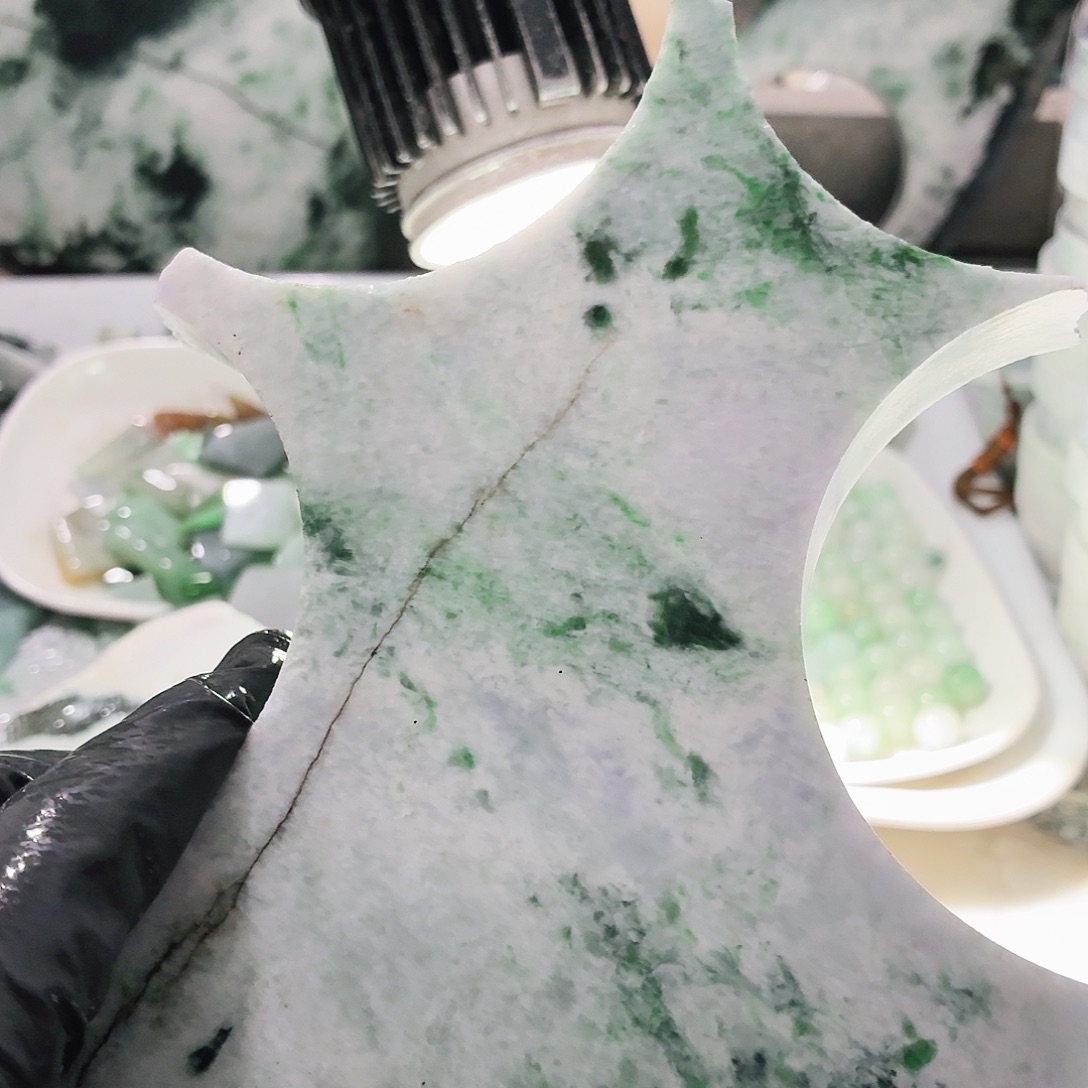 翡翠未镶嵌颈饰边角料