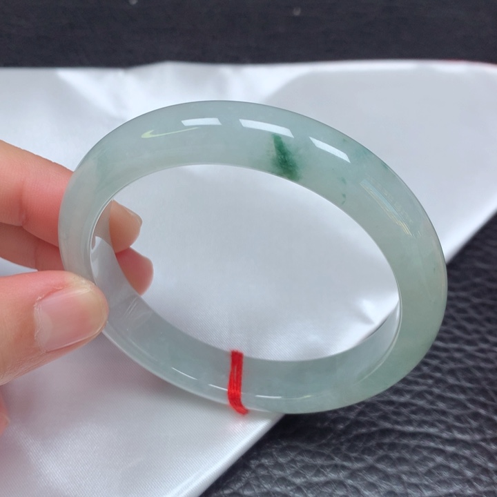 翡翠手镯未镶嵌。