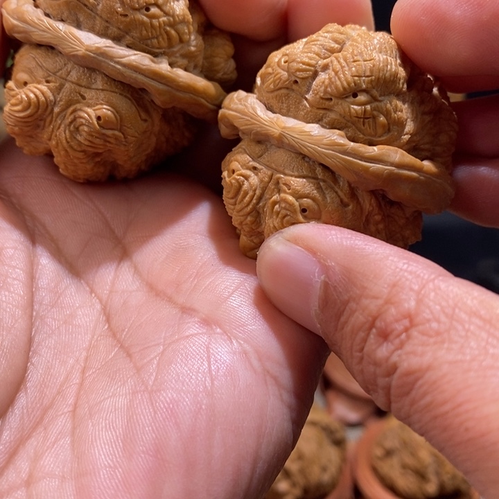 核桃把件输*中纯手工雕刻文玩核桃