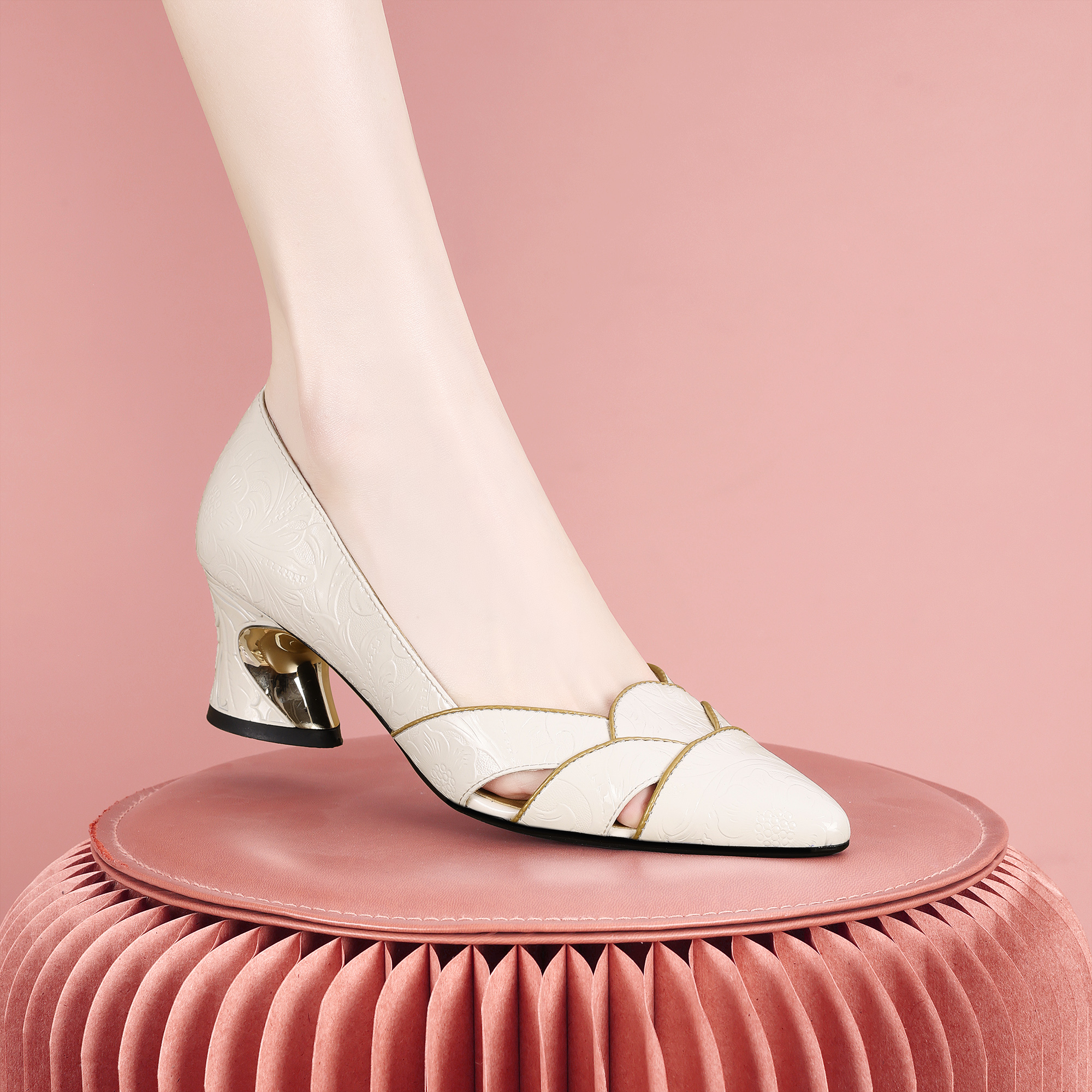 梵芮诗尖头2025春夏新款镂空透气时尚手工粗跟女士耐穿单鞋-J1382