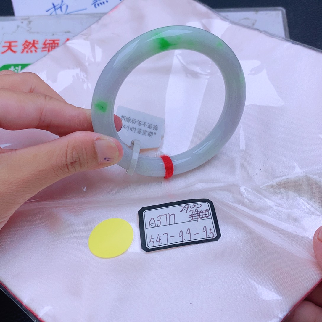 翡翠手镯未镶嵌翡翠