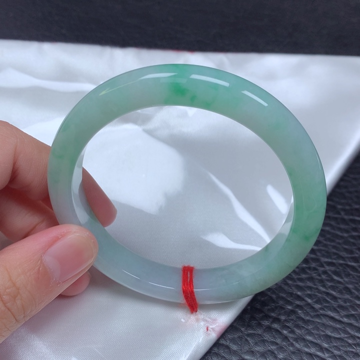 翡翠手镯未镶嵌。