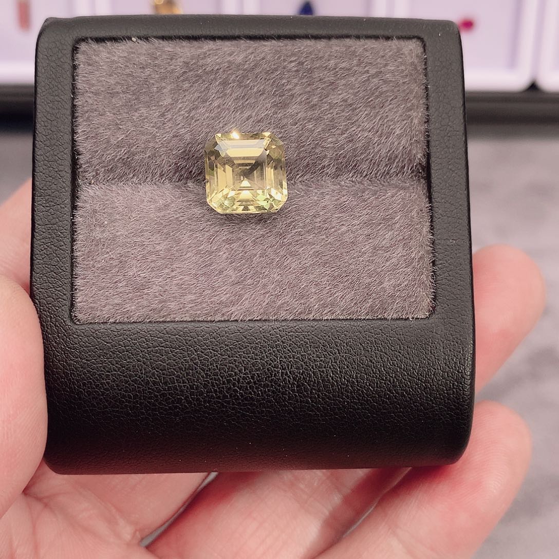 水晶珠宝半成品未镶嵌4.7克拉晶体干净