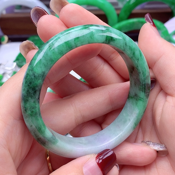 翡翠手镯未镶嵌翡翠