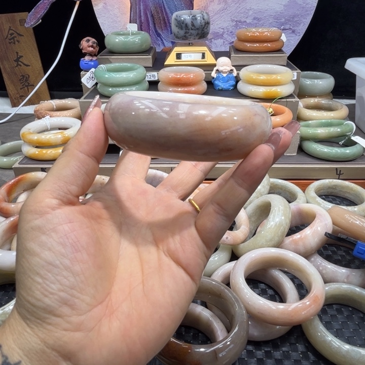 大***山未镶嵌手镯石英质玉