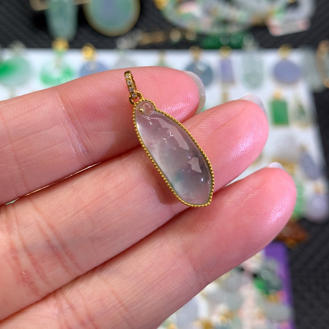 翡翠颈饰18K金镶嵌翡翠吊坠的未镶嵌