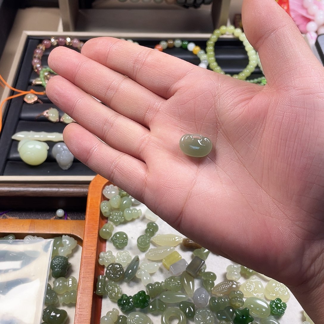 随***。和田玉未镶嵌颈饰