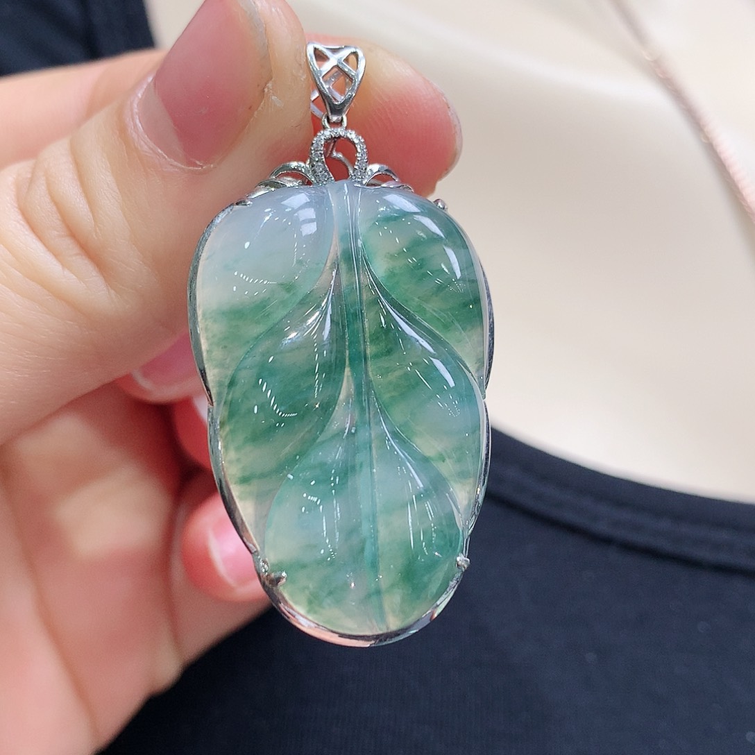 翡翠颈饰18K金镶嵌叶子