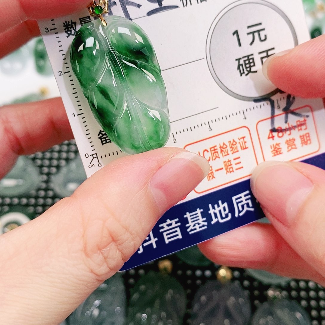 翡翠18K金镶嵌颈饰吊坠