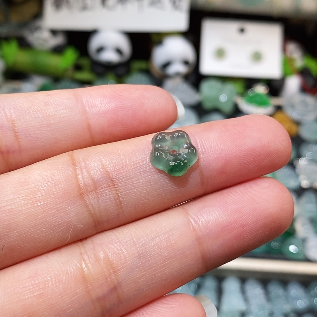 翡翠未镶嵌颈饰绿花