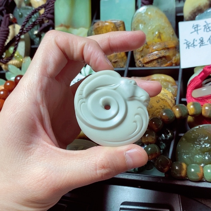 蛇纹石玉颈饰未镶嵌