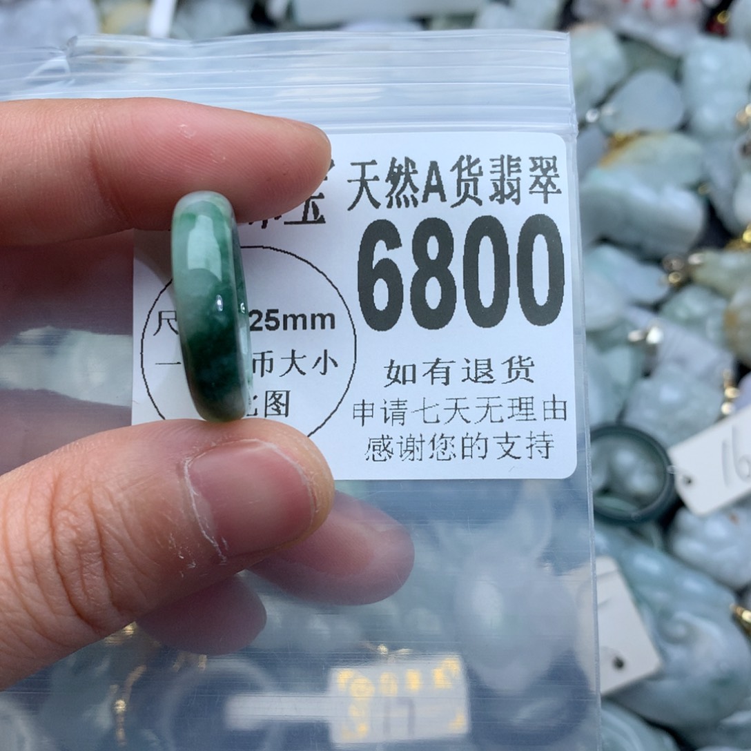 翡翠颈饰未镶嵌6800。