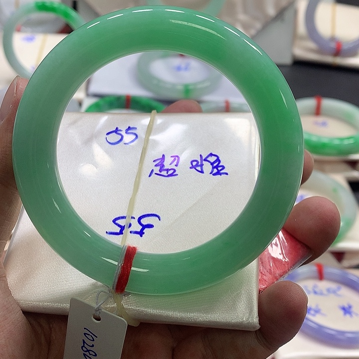 翡翠手镯未镶嵌翡翠