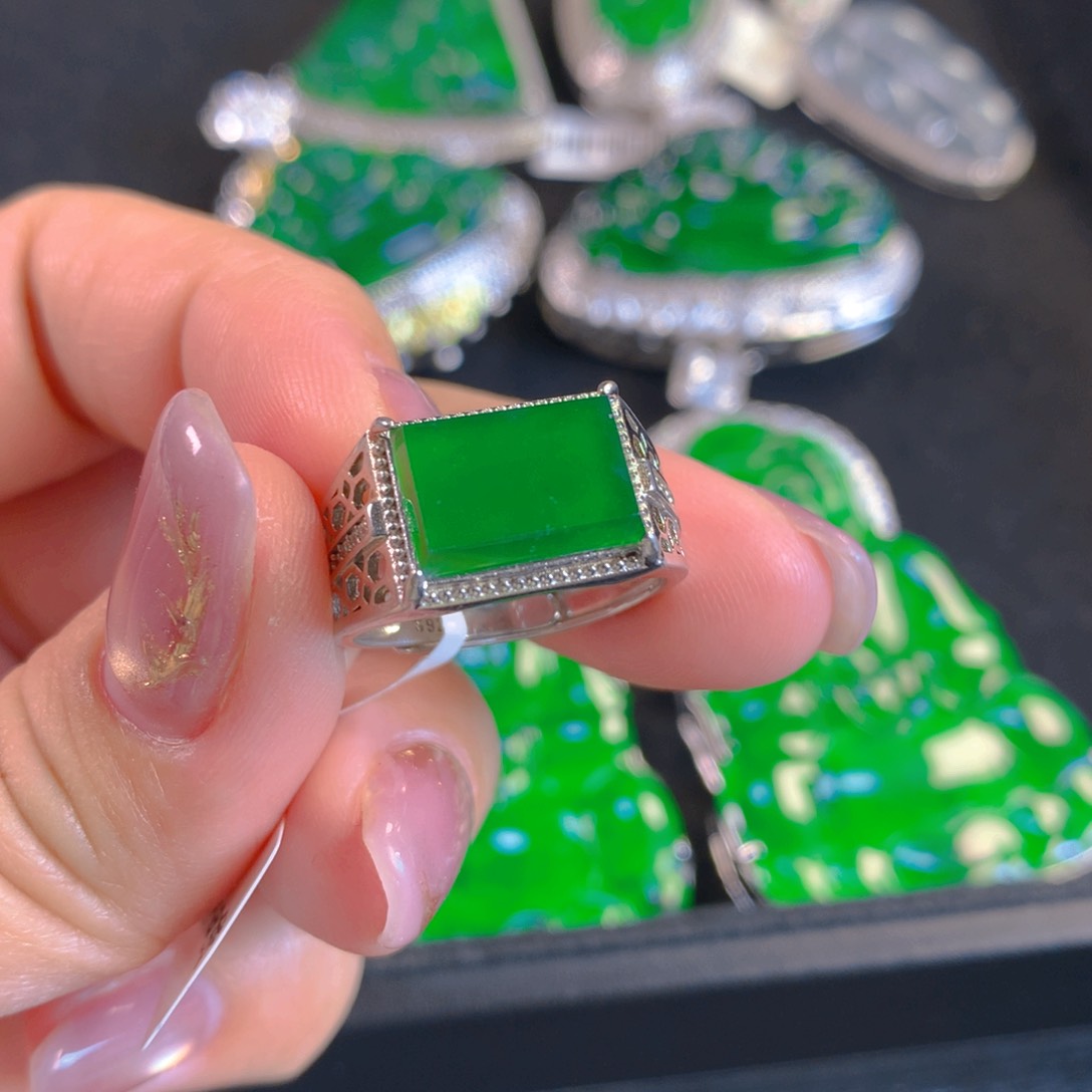 翡翠颈饰银S925镶嵌翡翠