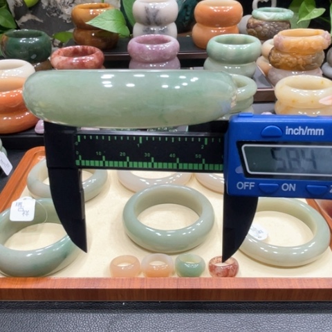 未镶嵌手镯石英质玉