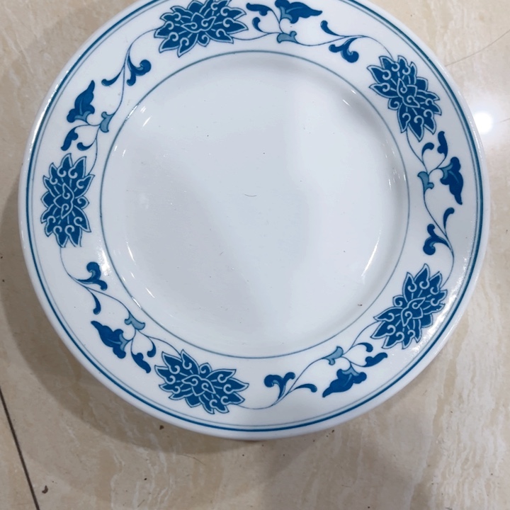 碟釉下青花瓷器的造型特点