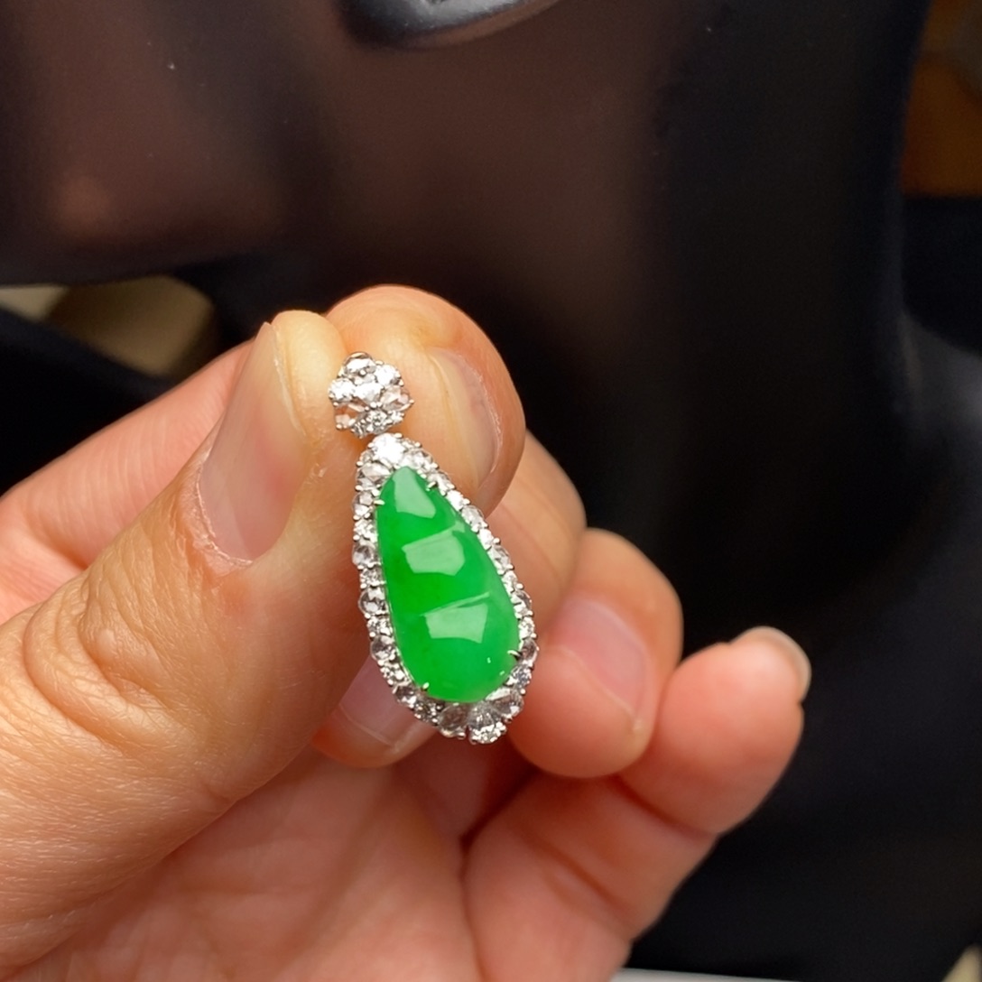 翡翠吊坠(不含链)18K金镶嵌豆子