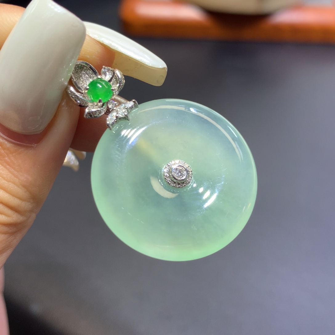 翡翠18K金镶嵌颈饰