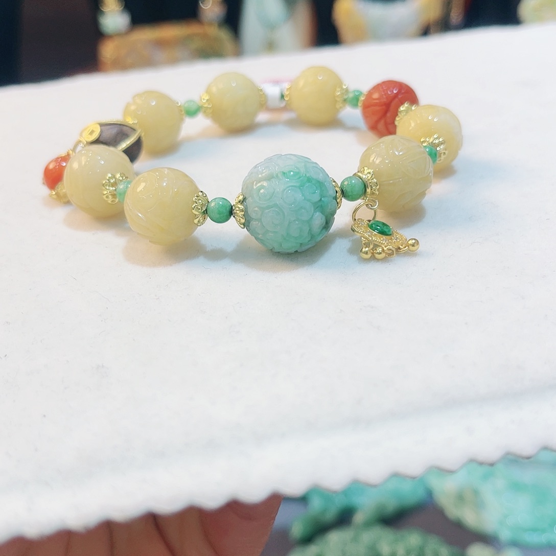 翡翠颈饰未镶嵌手串