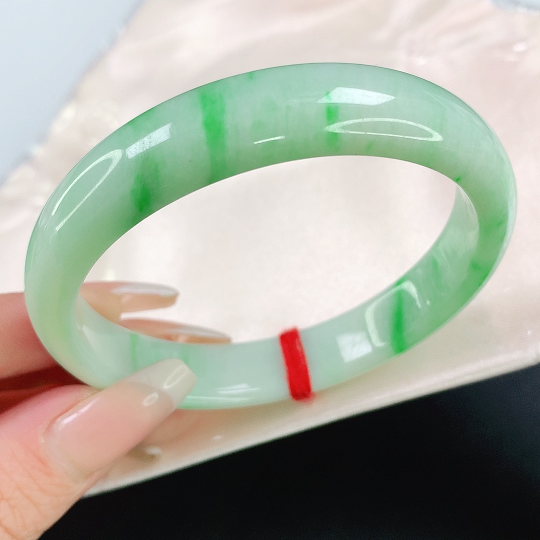 翡翠手镯未镶嵌56圈