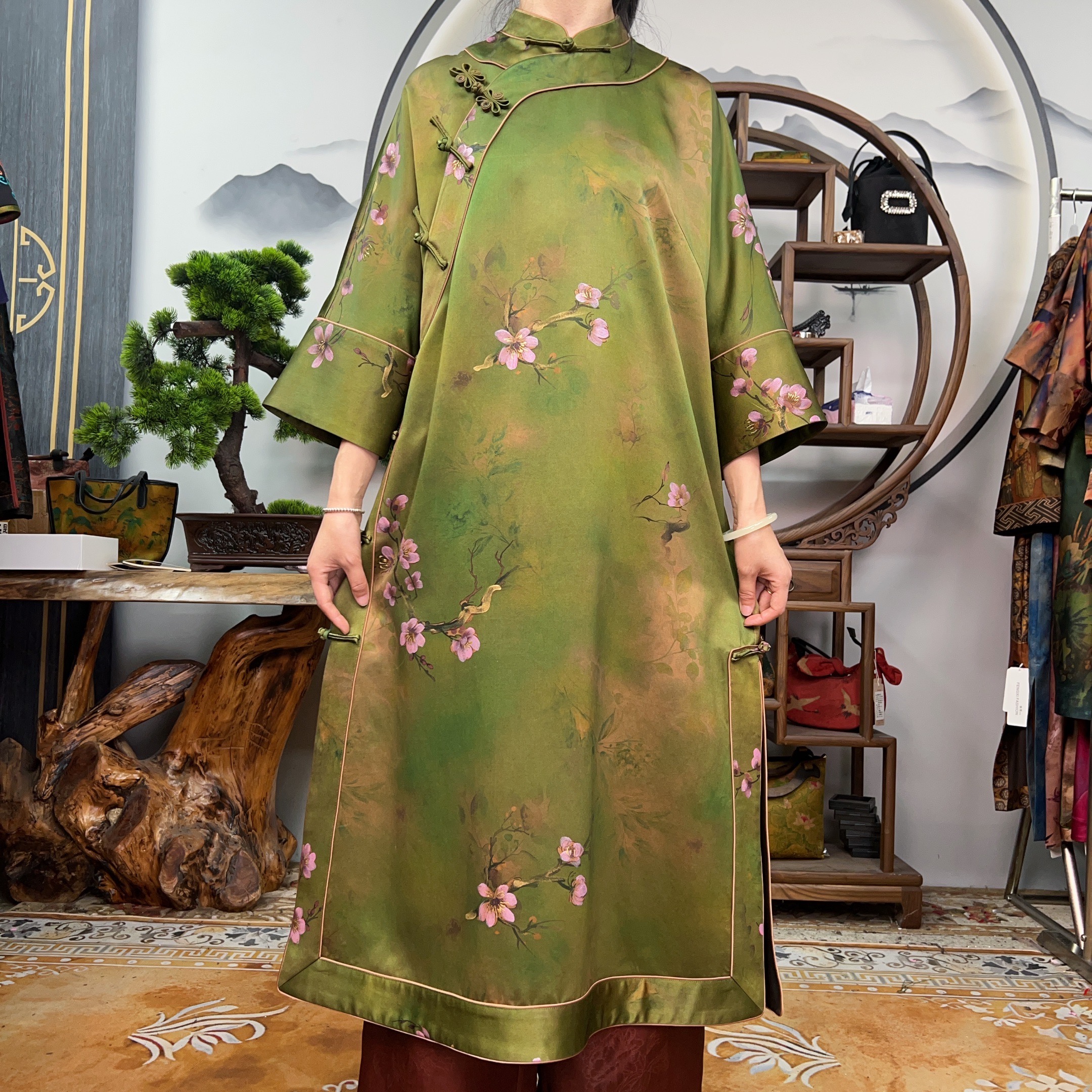 70姆米绿色墨池彩喷手绘全开襟袍子100桑蚕丝款