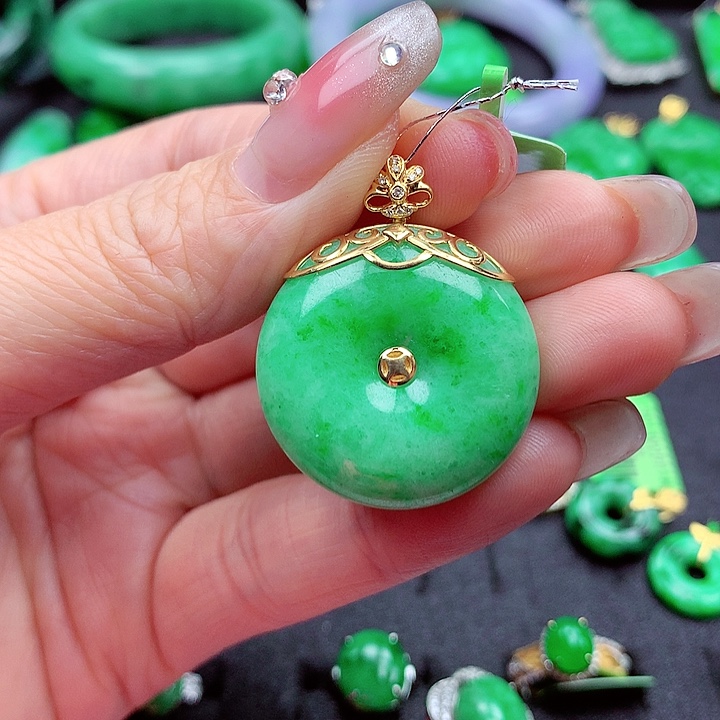 翡翠颈饰18K金镶嵌翡翠